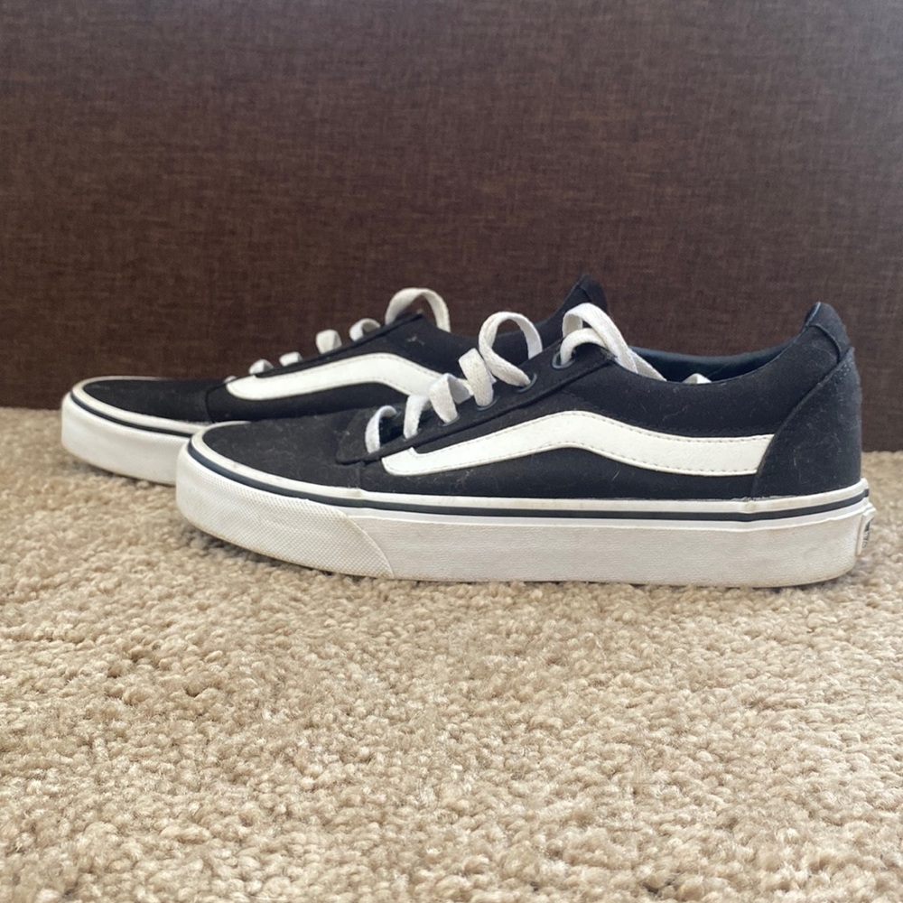 BLACK LOW-TOP VANS